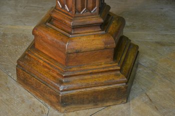 Colonna di quercia in stile gotico