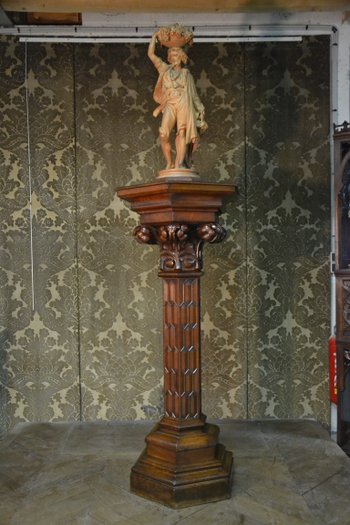 Colonna di quercia in stile gotico