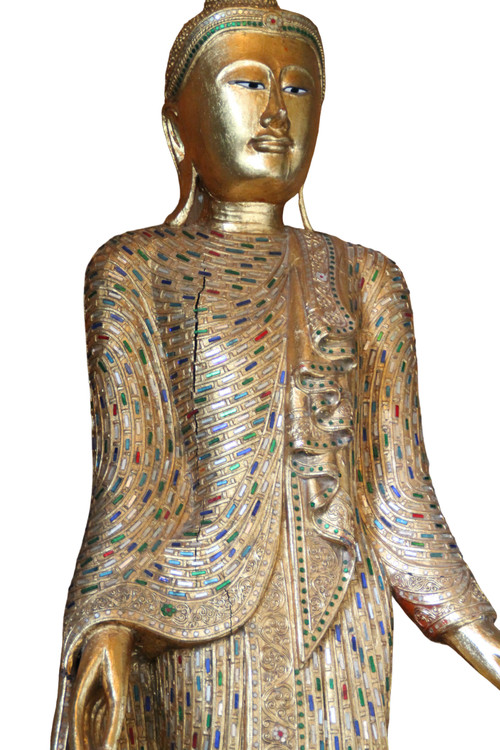 Un grand Bouddha debout en bois doré et incrusté, Thaïlande, 20ème siècle 