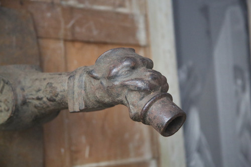 Bocca di fontana o “disgumento” in ghisa, fine '800. 