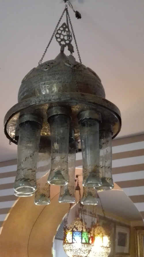 Lampe de mosquée XIXe siècle munie de 6 verres caligraphiés, laiton ajouré