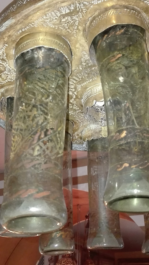 Lampe de mosquée XIXe siècle munie de 6 verres caligraphiés, laiton ajouré