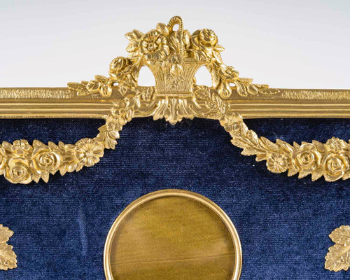 Un cadre photo en bronze doré style Louis XVI, fin XIXème siècle