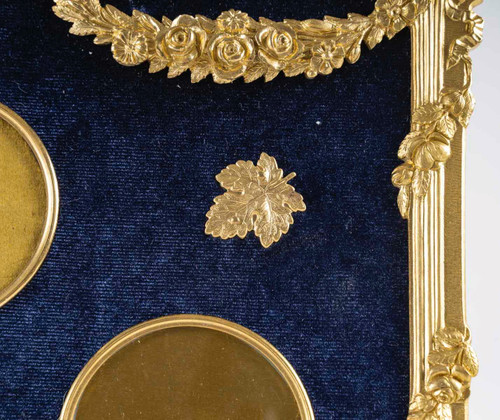 Un cadre photo en bronze doré style Louis XVI, fin XIXème siècle