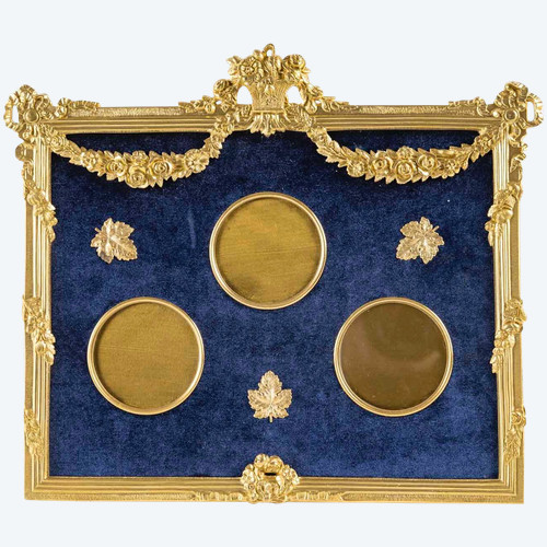 Un cadre photo en bronze doré style Louis XVI, fin XIXème siècle