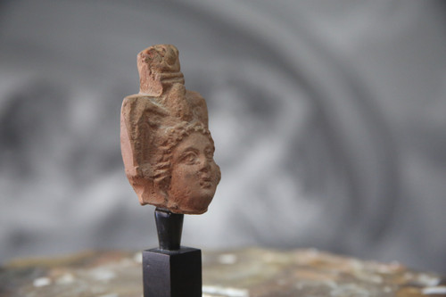 Testa femminile in terracotta, Egitto periodo romano