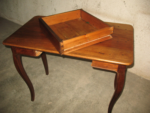 Table à écrire bureau époque 18ème Louis XV en noyer blond avec un tiroir 