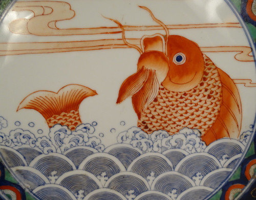 Große chinesische Porzellanplatte Imari Fisch Karpfen Blumen China Anfang 20.