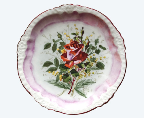 Assiette en porcelaine à décor de roses et mimosas 