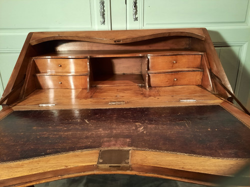 Scrivania inclinata Luigi XV in legno naturale del XVIII secolo.