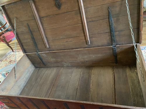 coffre toscan du XVIII° siècle pouvant servir de table basse