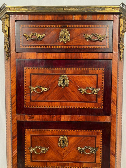 Elégant chiffonnier de style Louis XVI fin XIXe