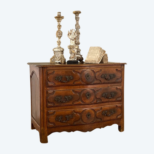 Curved chest of drawers in 18th century walnut