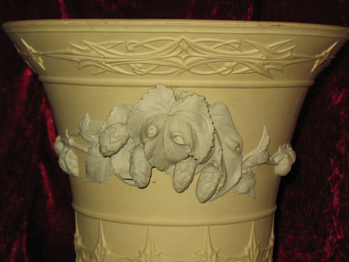 Cache pot en grès fin de Sarreguemines à décor de fleurs de houblon époque 19ème