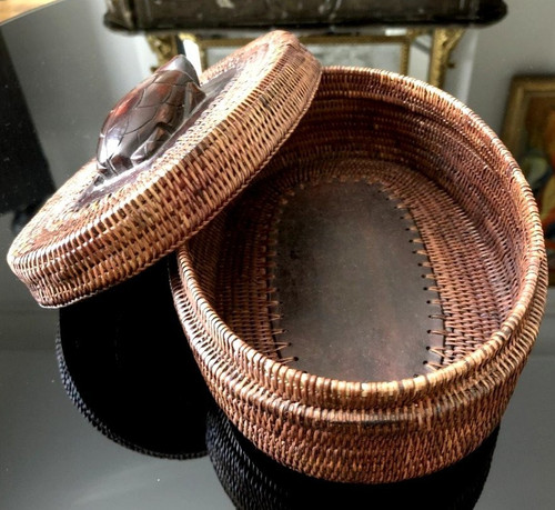 Indonésie, île De Lombok, Milieu Du XXème Siècle, Coffret En Vannerie. Décoré d'Une Tortue.