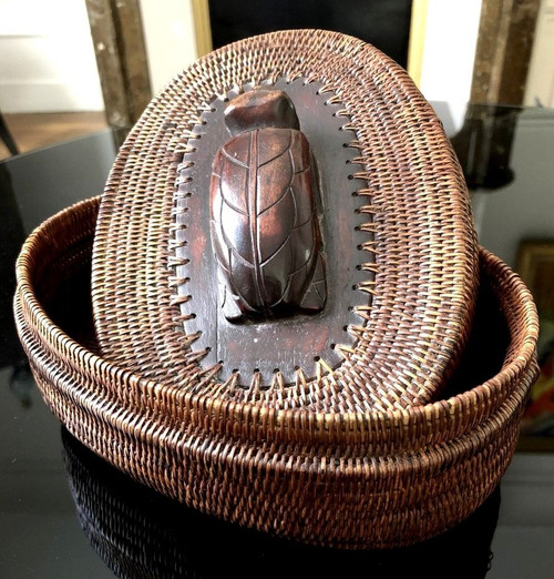 Indonésie, île De Lombok, Milieu Du XXème Siècle, Coffret En Vannerie. Décoré d'Une Tortue.