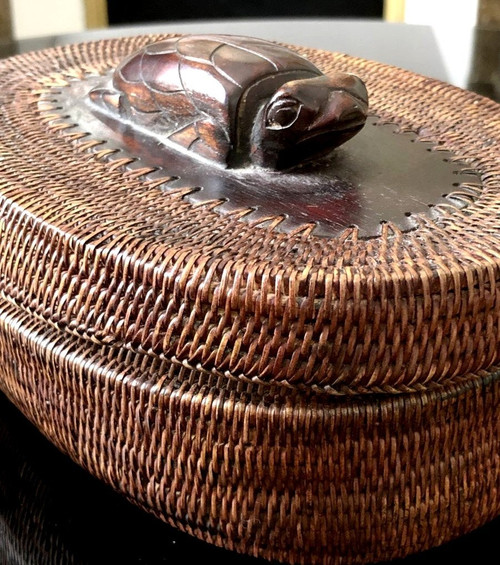 Indonésie, île De Lombok, Milieu Du XXème Siècle, Coffret En Vannerie. Décoré d'Une Tortue.