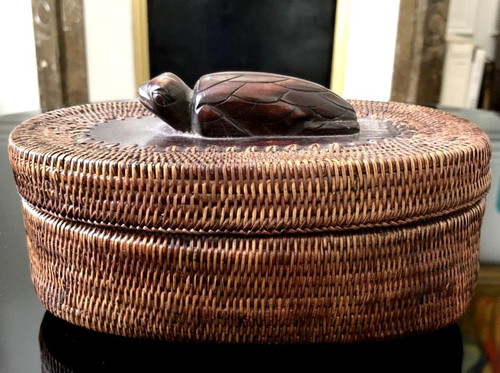 Indonésie, île De Lombok, Milieu Du XXème Siècle, Coffret En Vannerie. Décoré d'Une Tortue.