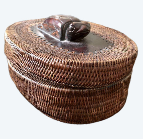 Indonésie, île De Lombok, Milieu Du XXème Siècle, Coffret En Vannerie. Décoré d'Une Tortue.
