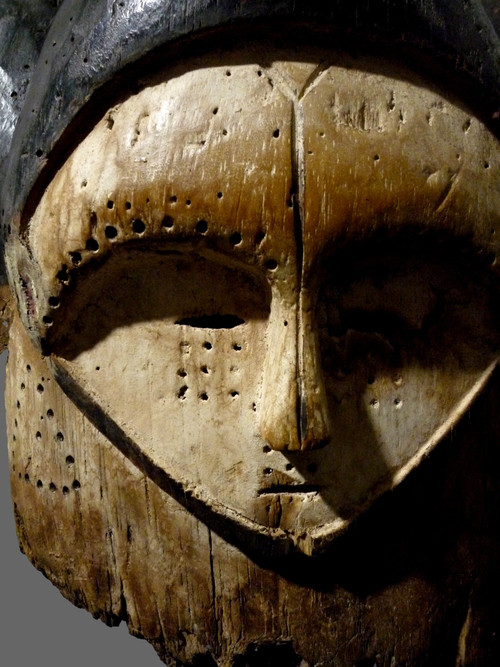 Maskenhelm oder Helm Ngontang der Reißzähne