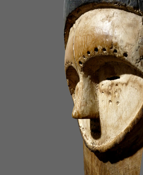 Maskenhelm oder Helm Ngontang der Reißzähne