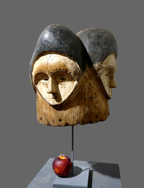 Maskenhelm oder Helm Ngontang der Reißzähne