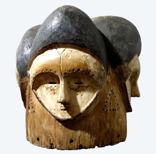 Maskenhelm oder Helm Ngontang der Reißzähne