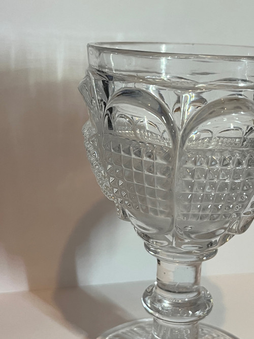 Beau et lourd verre « Charles X » en cristal moulé à pointes de diamants