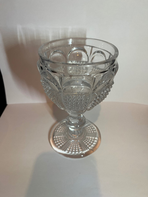 Beau et lourd verre « Charles X » en cristal moulé à pointes de diamants