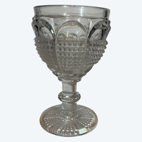 Beau et lourd verre « Charles X » en cristal moulé à pointes de diamants