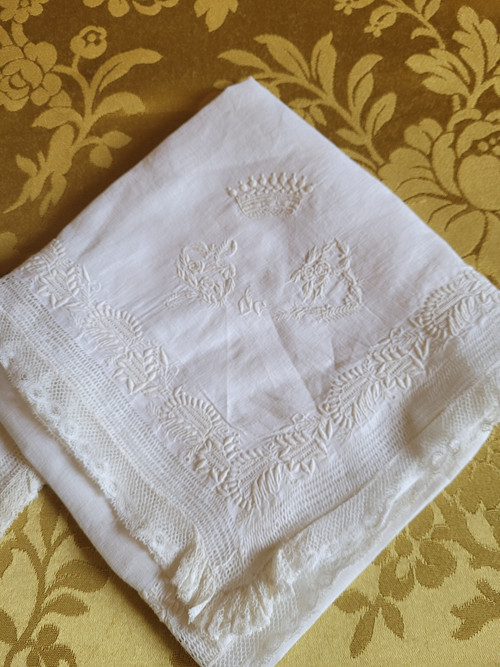 Zwei mit Kronen und Monogrammen bestickte Taschentücher aus der Zeit des 19. Jahrhunderts