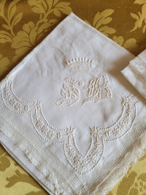 Zwei mit Kronen und Monogrammen bestickte Taschentücher aus der Zeit des 19. Jahrhunderts