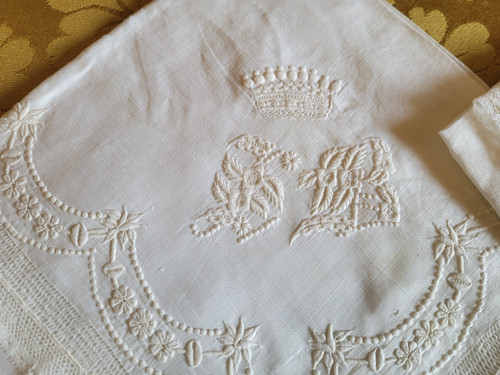 Zwei mit Kronen und Monogrammen bestickte Taschentücher aus der Zeit des 19. Jahrhunderts