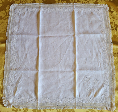 Zwei mit Kronen und Monogrammen bestickte Taschentücher aus der Zeit des 19. Jahrhunderts