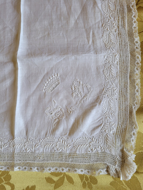 Zwei mit Kronen und Monogrammen bestickte Taschentücher aus der Zeit des 19. Jahrhunderts