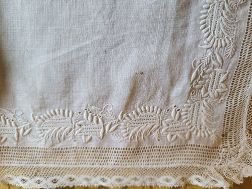 Zwei mit Kronen und Monogrammen bestickte Taschentücher aus der Zeit des 19. Jahrhunderts