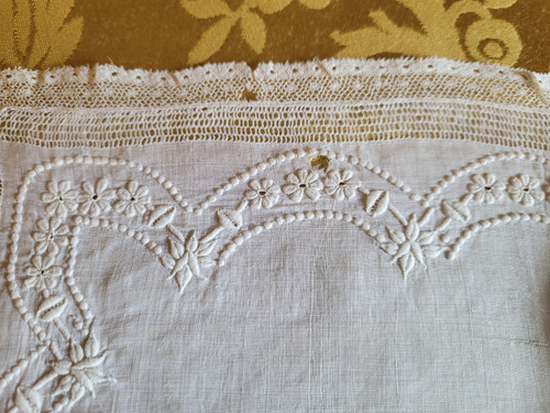 Zwei mit Kronen und Monogrammen bestickte Taschentücher aus der Zeit des 19. Jahrhunderts