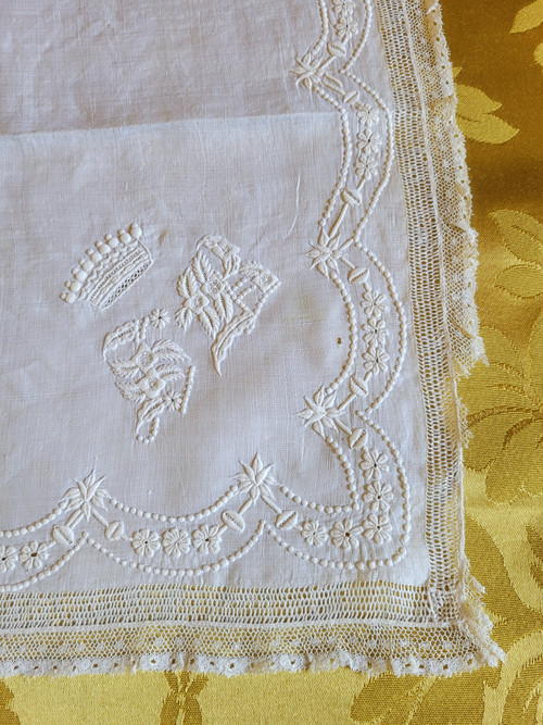 Zwei mit Kronen und Monogrammen bestickte Taschentücher aus der Zeit des 19. Jahrhunderts