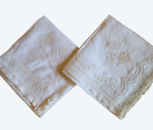 Zwei mit Kronen und Monogrammen bestickte Taschentücher aus der Zeit des 19. Jahrhunderts