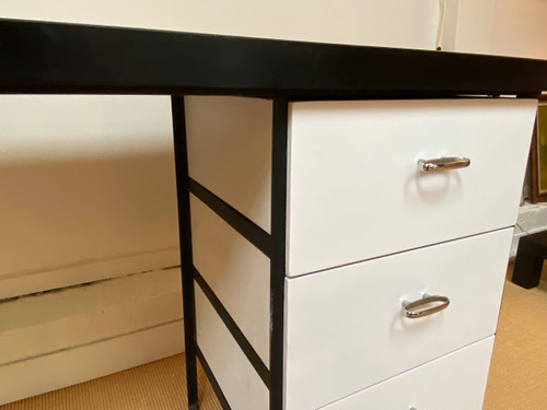Grand bureau blanc et noir conçu par Georges Nelson et édité par Herman Miller