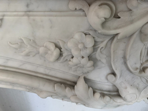 Kamin im Louis XV-Stil aus weißem Carrara-Marmor