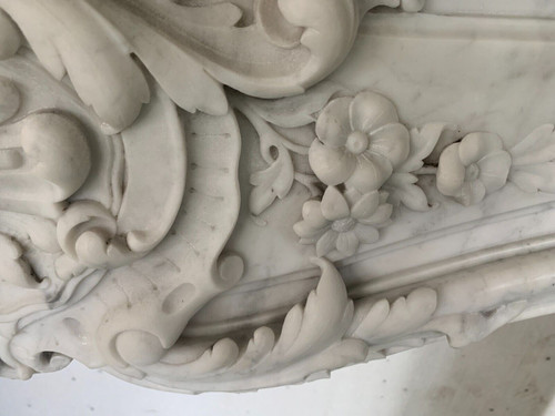 Kamin im Louis XV-Stil aus weißem Carrara-Marmor
