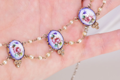 Demi-parure à fleurs et perles XIXe en or 9k, collier perles diamants, fleurs émaillées