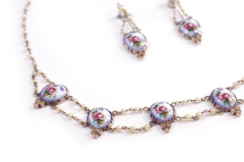 Demi-parure à fleurs et perles XIXe en or 9k, collier perles diamants, fleurs émaillées