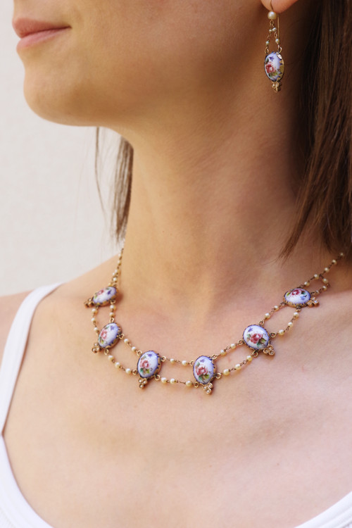Demi-parure à fleurs et perles XIXe en or 9k, collier perles diamants, fleurs émaillées