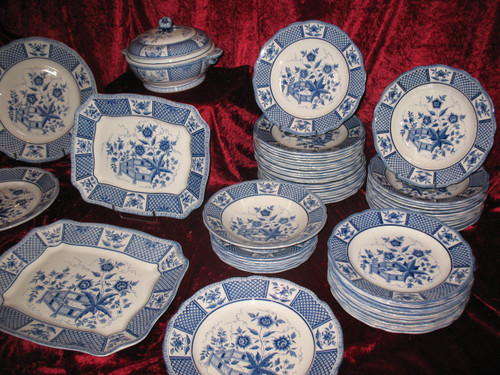 Sarreguemines earthenware table service with Lafayette blue decor of 58 pieces th. early 20th 