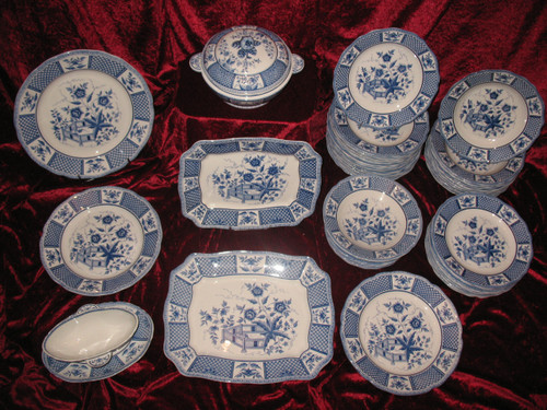 Sarreguemines earthenware table service with Lafayette blue decor of 58 pieces th. early 20th 