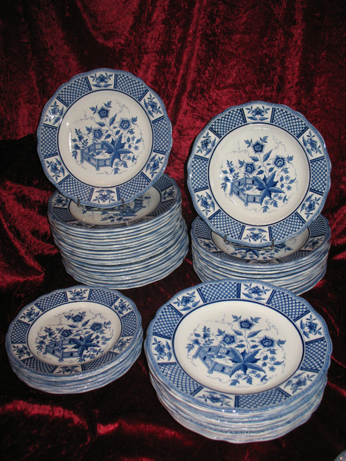Sarreguemines earthenware table service with Lafayette blue decor of 58 pieces th. early 20th 
