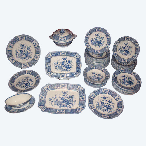 Sarreguemines earthenware table service with Lafayette blue decor of 58 pieces th. early 20th 