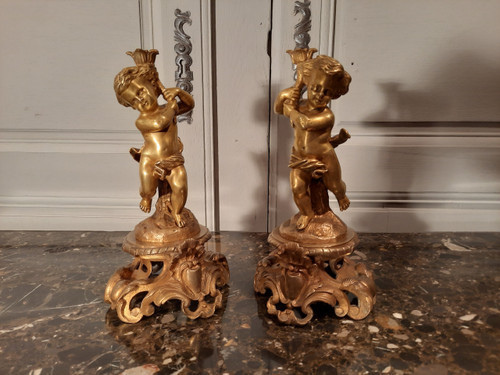 Pair of bronze cherubs in Louis XV style from the 19th century.